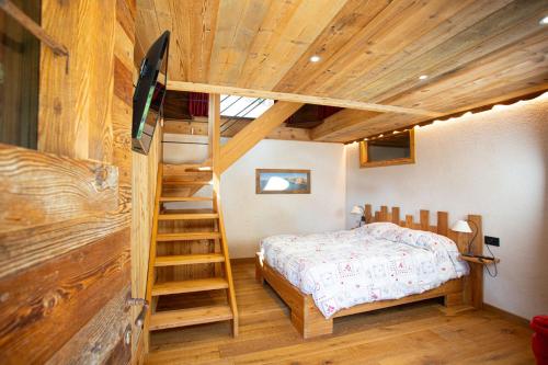 ein Schlafzimmer mit einem Etagenbett und einer Leiter in der Unterkunft Casa Girod - Rascard in Issime