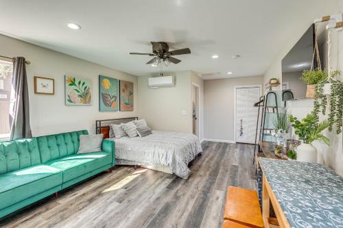 a living room with a green couch and a bed at Sacramento Studio with Private Yard 4 Mi to Dtwn! in Sacramento