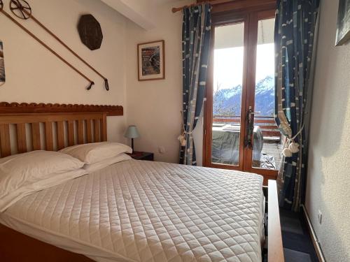 une chambre avec un lit et une fenêtre avec vue dans l'établissement Stunning view and spacious terrace 200m from gondola, à Oz