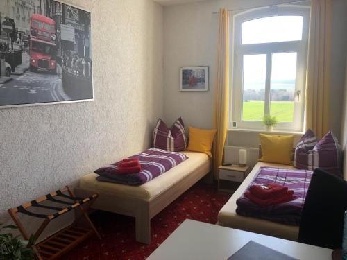 Habitación con sofá, cama y ventana en Landhaus Nauenburg en Heere