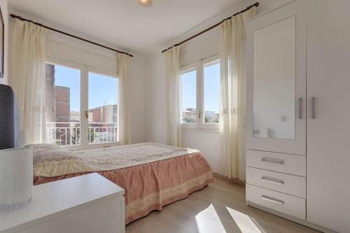 1 dormitorio con cama y ventana grande en Acogedor y luminoso apartamento con dos habitaciones Planta 2 N4, en Roses