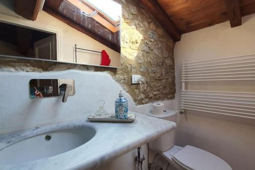 y baño con lavabo y aseo. en Il Cantuccio 2 en Pescaglia