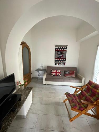 a living room with a couch and a television at La casa di Rosetta in Levanto