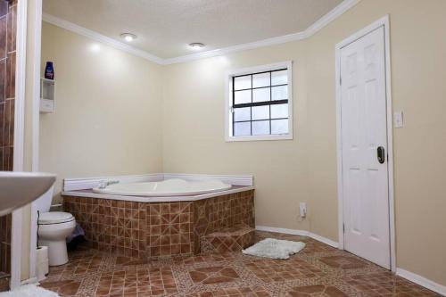 uma casa de banho com banheira e WC em 3Br, 2Ba, 6 beds, 5 min from Fort Novosel em Daleville