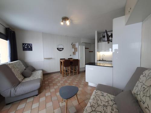 a living room with a couch and a kitchen at Altissim Grantetras in Pas de la Casa