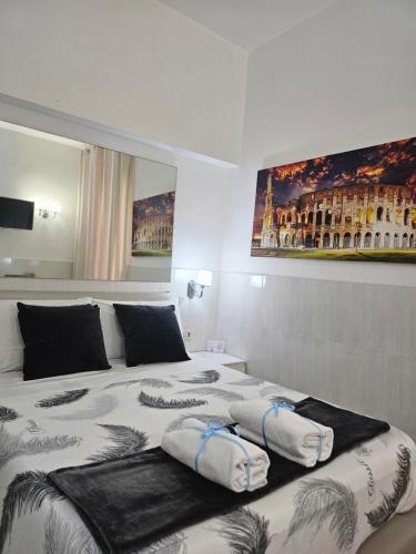 una camera con un letto con due cuscini sopra di Termini Palace Guesthouse a Roma