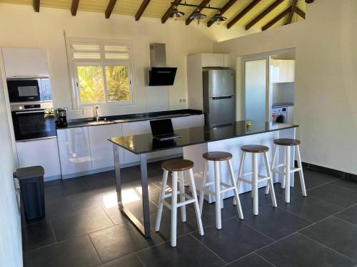 Η κουζίνα ή μικρή κουζίνα στο Maison de 2 chambres avec vue sur la mer jardin clos et wifi a Gourbeyre a 1 km de la plage