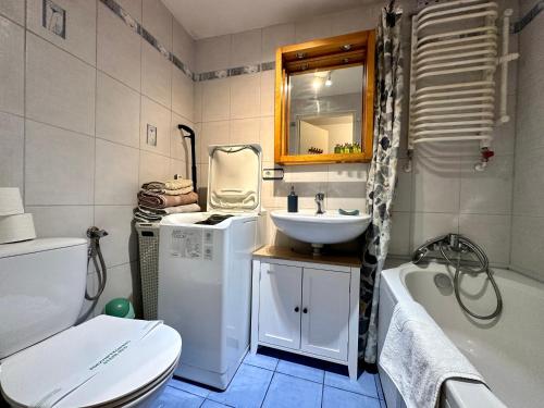ein Badezimmer mit einem Waschbecken, einem WC und einer Badewanne in der Unterkunft Old Town Sopot in Sopot