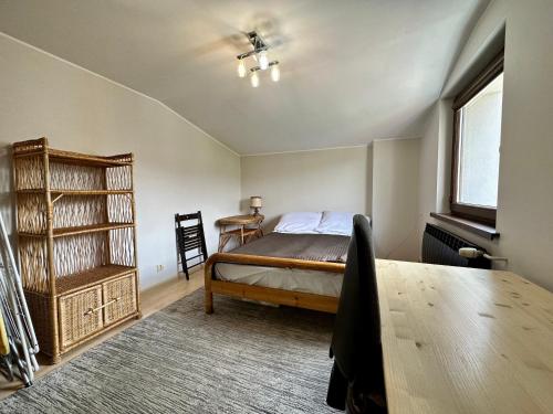 een slaapkamer met een bed, een tafel en een raam bij Old Town Sopot in Sopot