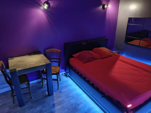 um quarto com uma cama, uma secretária e uma mesa em Le Studio Coquin à Royan em Royan