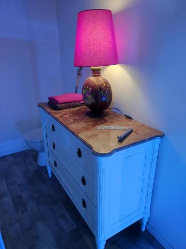 uma mesa com um candeeiro em cima em Le Studio Coquin à Royan em Royan