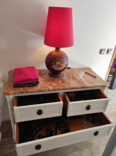 uma mesa com um candeeiro em cima em Le Studio Coquin à Royan em Royan