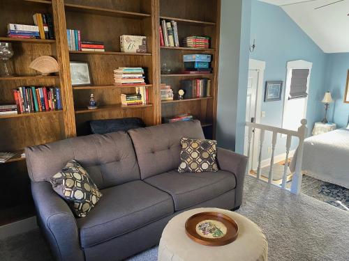 a living room with a couch and book shelves at Iron Gate Inn in Madison
