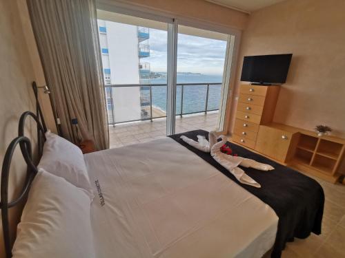 um quarto com uma cama e vista para o oceano em Apartamento Platja d'Aro, 3 dormitorios, 5 personas - ES-209-42 em Platja  d'Aro