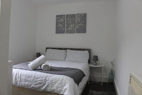 a bedroom with a bed with a picture on the wall at BrAnD NeW StuNNing Studio FlaT! in London