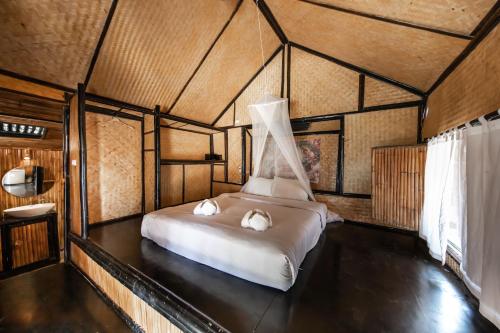 una camera con un letto con due cuscini sopra di Eco Lanta Hideaway Beach Resort a Ko Lanta