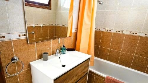 La salle de bains est pourvue d'un lavabo, d'un miroir et d'une baignoire. dans l'établissement Apartment in Paraiso Royal, à Playa de las Americas
