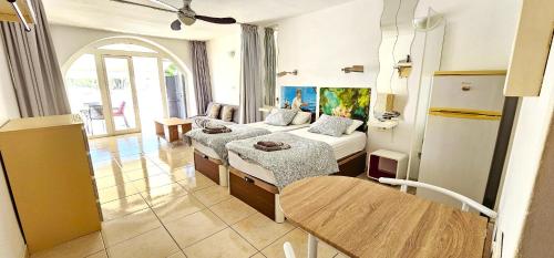 - un salon avec deux lits et un canapé dans l'établissement Apartment in Paraiso Royal, à Playa de las Americas