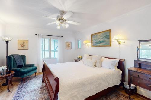 - une chambre avec un lit, un ventilateur de plafond et une chaise dans l'établissement Santa Cruz, à Santa Barbara