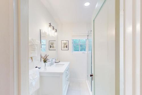 y baño blanco con lavabo y ducha. en Santa Cruz, en Santa Bárbara