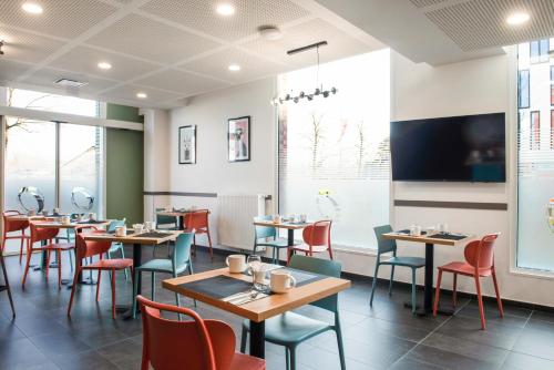 TV a/nebo společenská místnost v ubytování The Originals Residence, Le Wax, Lille Est