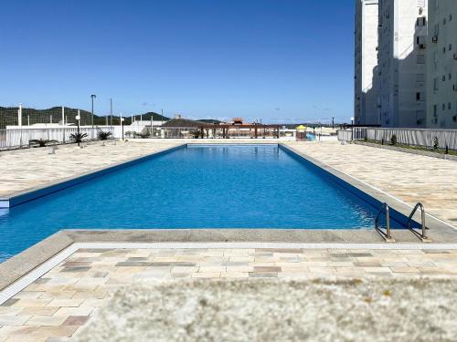 uma grande piscina no topo de um edifício em Resid. Clube Mar Grosso - Laguna em Laguna