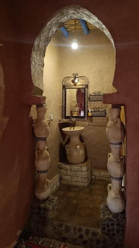 a bathroom with a sink and a mirror at kasbah luna del sur in Erfoud