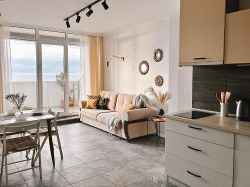 sala de estar con sofá y mesa en Seaside Apartment en Batumi
