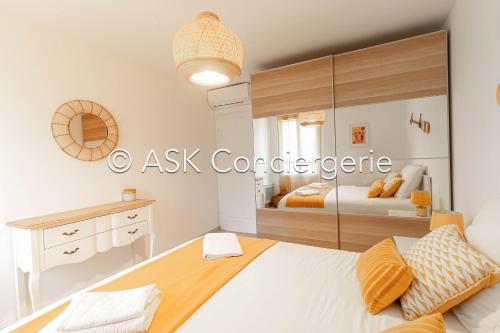 une chambre blanche avec un lit et un bureau dans l'établissement Apartment BB with pool, close to the beach, shops, à Cavalaire-sur-Mer