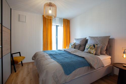 a bedroom with a large bed and a window at Siebenschläfer Appartements in Eging am See