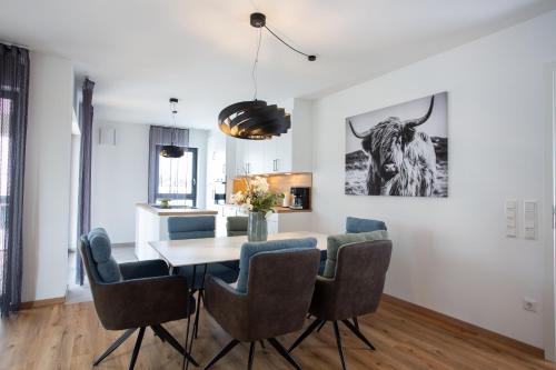 a dining room with a table and chairs at Siebenschläfer Appartements in Eging am See