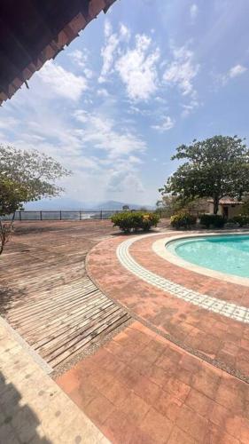 - une vue sur la piscine depuis la terrasse dans l'établissement Finca Napoles, à Santa Fe de Antioquia