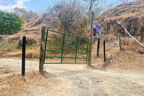un portail sur le côté d'un chemin de terre dans l'établissement Finca Napoles, à Santa Fe de Antioquia