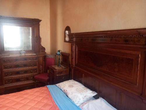 - une chambre avec un lit, une commode et une fenêtre dans l'établissement Appartamento Simone, à Fanano