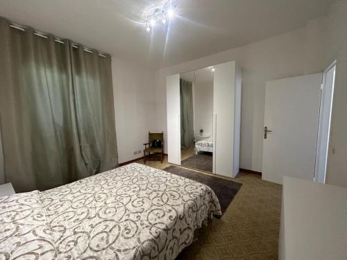 - une chambre avec un lit et une grande fenêtre dans l'établissement Solymar House Lacco Ameno, à Ischia