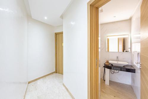 La salle de bains est pourvue d'un lavabo et d'un miroir. dans l'établissement ZARI BOUTIQUE ApartHotel, à Marrakech