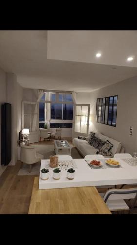 un salon avec une table avec de la nourriture dessus dans l'établissement Le panoramique, à Les Sables-dʼOlonne