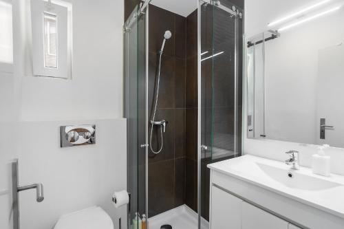 W łazience znajduje się prysznic, toaleta i umywalka. w obiekcie Urban Tech Retreat: Modern Hubs for Remote Living w Lizbonie