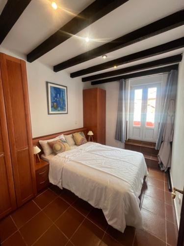 A bed or beds in a room at Casa La Ranera de Santillana