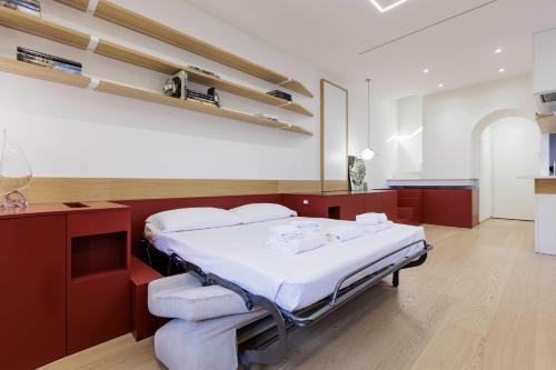 um quarto de hospital com uma cama e prateleiras em Duomo View Apartment em Florença
