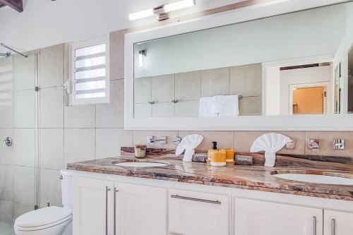 - Baño con 2 lavabos y aseo en Villa Twin Palms 3 bedrooms, en Dawn Beach