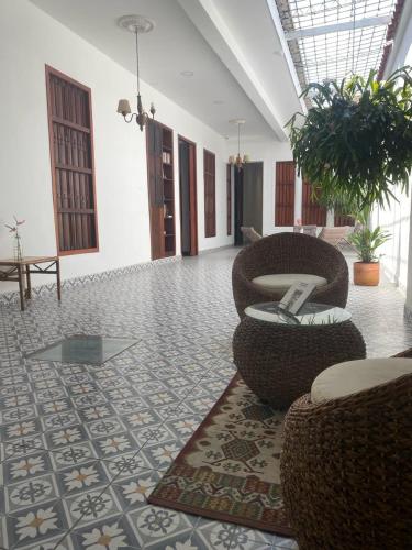 um átrio com duas cadeiras, uma mesa e um tapete em Hotel Boutique Iyarí em Palmira