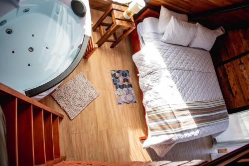 an overhead view of a bedroom with a bed and a bath tub at Destinos Exclusivos Patate in Patate