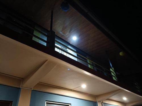 un techo de un edificio con una luz en él en The Onish Stay Inn en Rangpo
