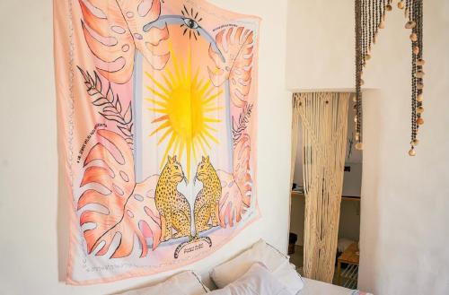 uma tapeçaria pendurada numa parede num quarto em Casa Prema - Experiência vegana e terapêutica à beira-mar em Maceió