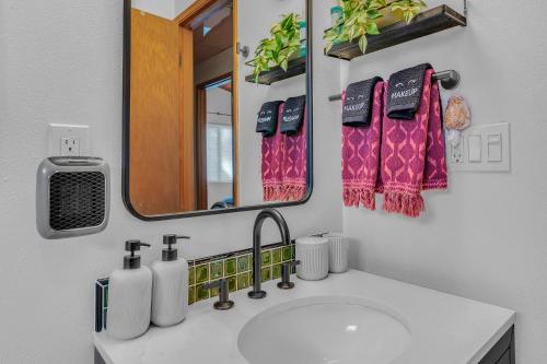 a bathroom with a sink and a mirror at Casita de Chowder Near the Beach in Lincoln City