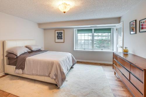 een slaapkamer met een bed, een dressoir en een raam bij Montclair Vacation Rental about 7 Mi to Newark! in Montclair