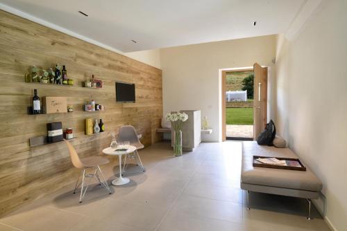ein Wohnzimmer mit einer Holzwand mit einem Tisch und Stühlen in der Unterkunft Resort Il Gallo Senone in Senigallia