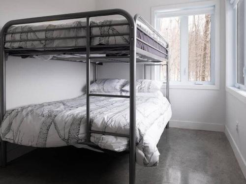 Krevet ili kreveti na sprat u jedinici u okviru objekta Cottage 121 chemin Gilbert