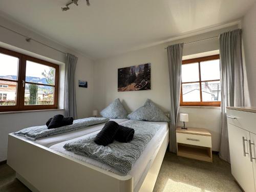 1 dormitorio con 1 cama con 2 almohadas en Ferienwohnung Hörnerblick, en Sonthofen